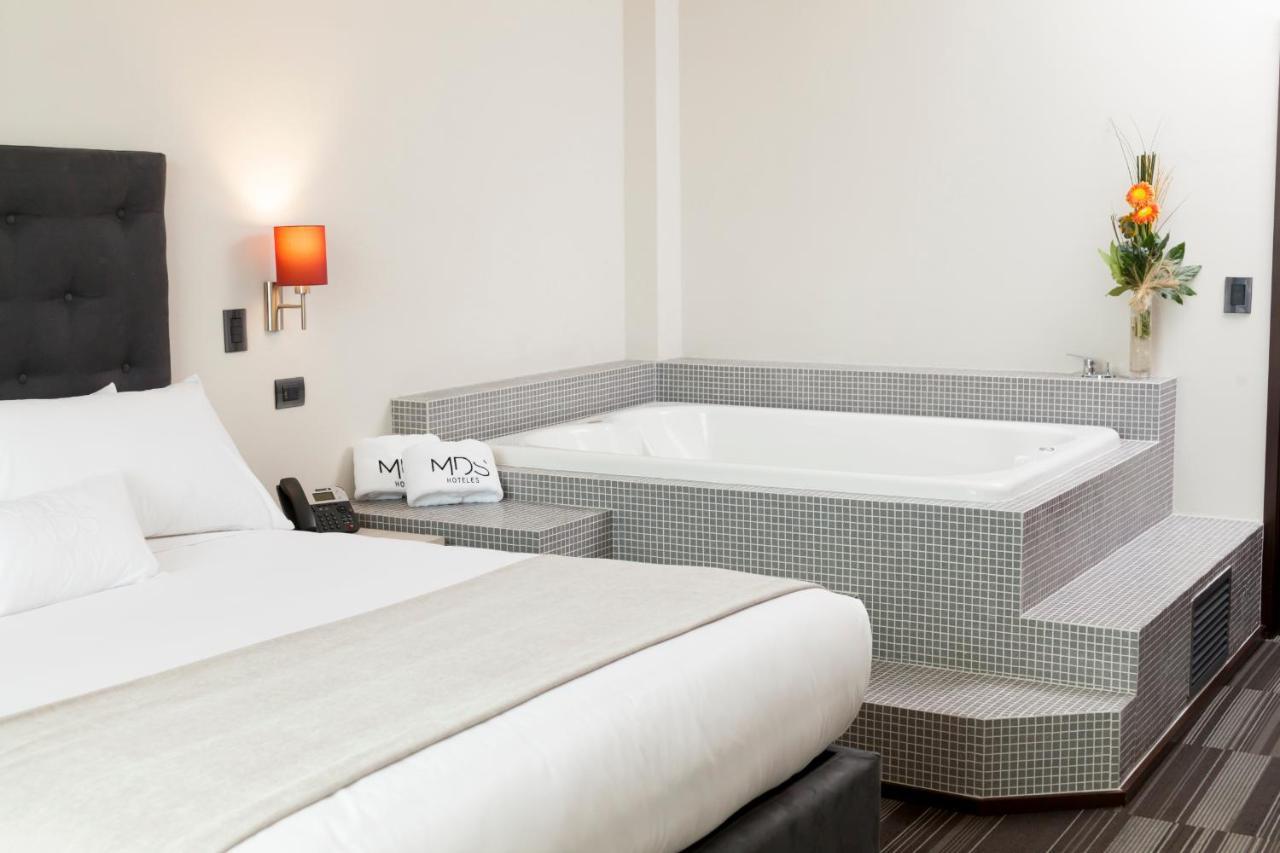 Mds Hotel Chillán Exterior foto A whirlpool tub in a hotel room