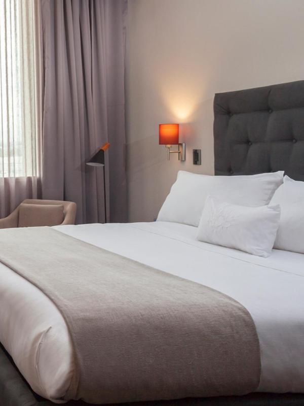 Mds Hotel Chillán Exterior foto A bed with a throw
